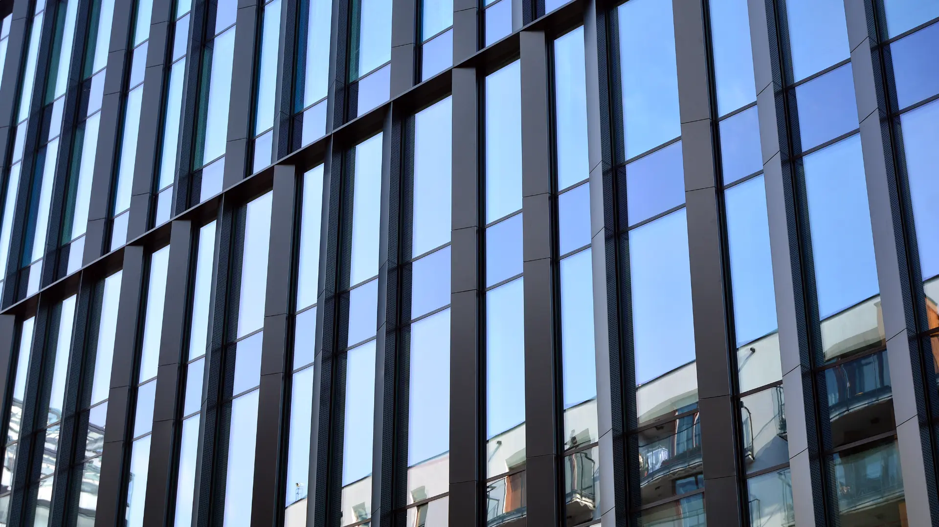 Façade vitrée avec film solaire réfléchissant, exemple d'application du film Solar Screen ARGENT 70 C